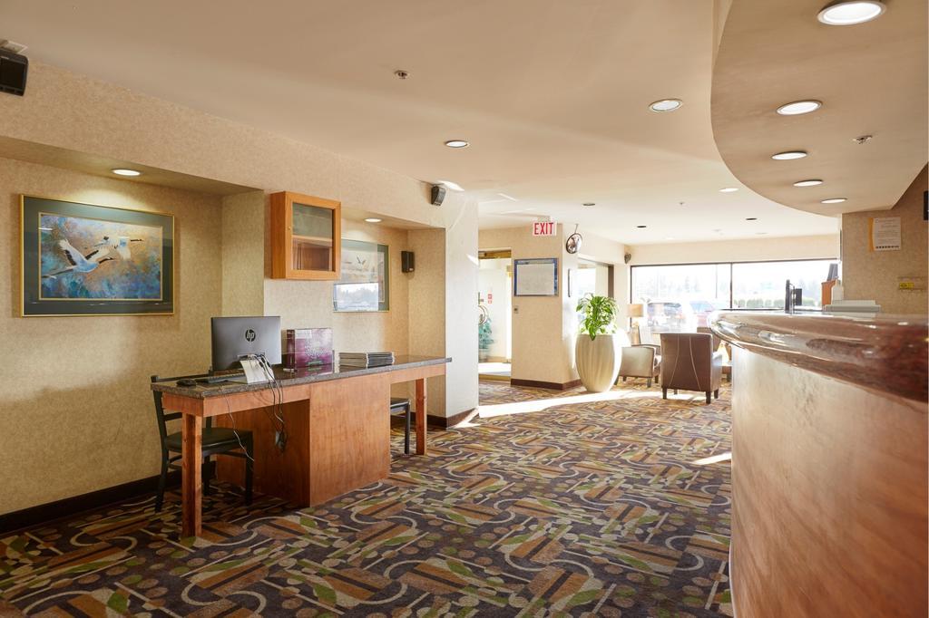 Ramada By Wyndham Abbotsford Hotel Exterior foto