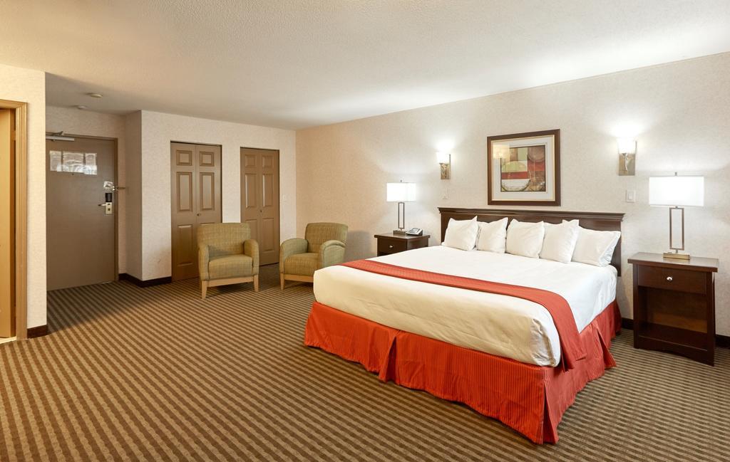 Ramada By Wyndham Abbotsford Hotel Exterior foto