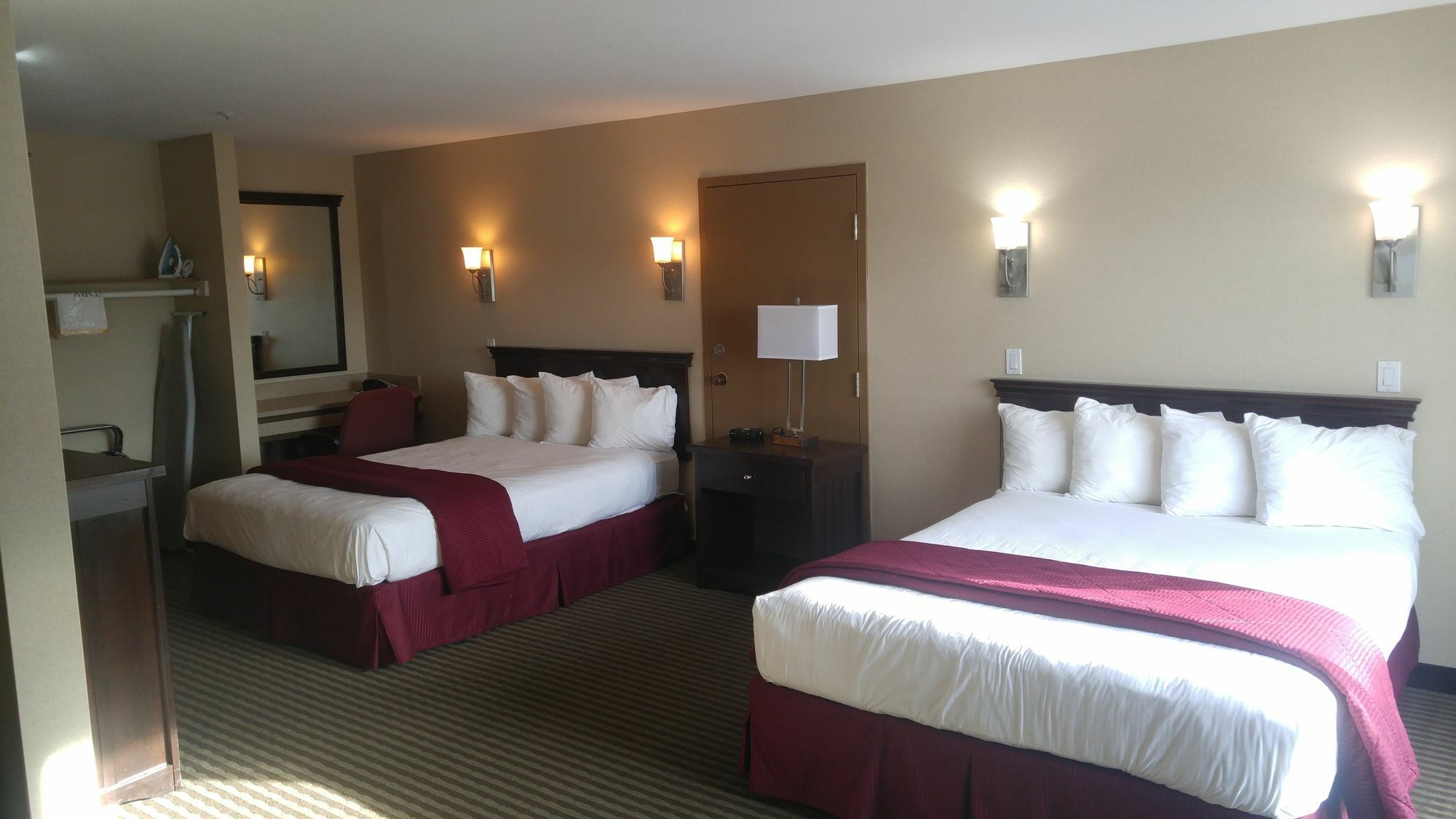 Ramada By Wyndham Abbotsford Hotel Exterior foto