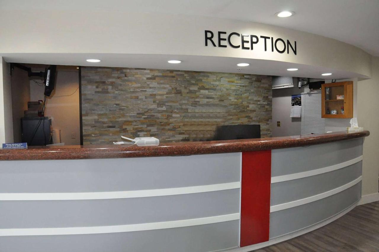 Ramada By Wyndham Abbotsford Hotel Exterior foto